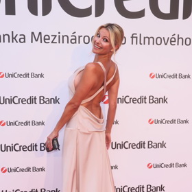 Krásná Jitka Kocurová v Karlových Varech zazářila ve světlých saténových šatech s holými zády, které zvýraznily všechny modelčiny přednosti. Šaty v jemném odstínu růžové doplnila páskovými sandálky stejné barvy a metalickým psaníčkem. Řídila se pravidlem, že v jednoduchosti je krása.
