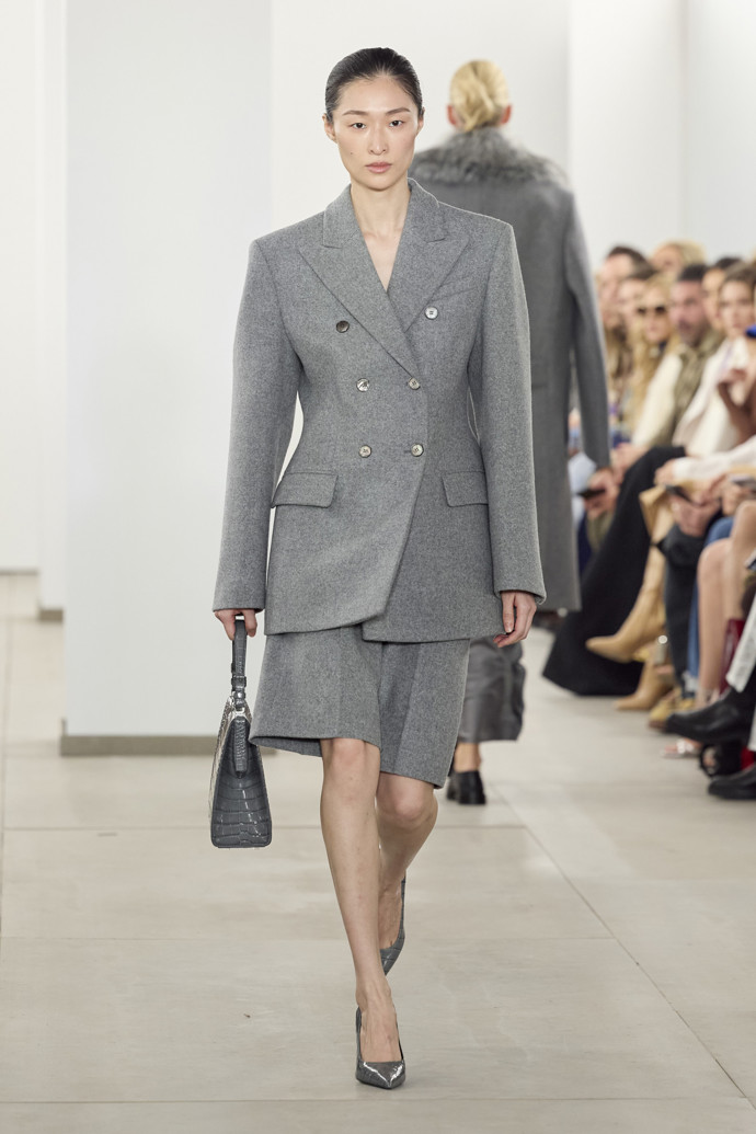 V podzimní kolekci značky Michael Kors nechybí jednobarevný šedý look z dvouřadého saka a bermud.
