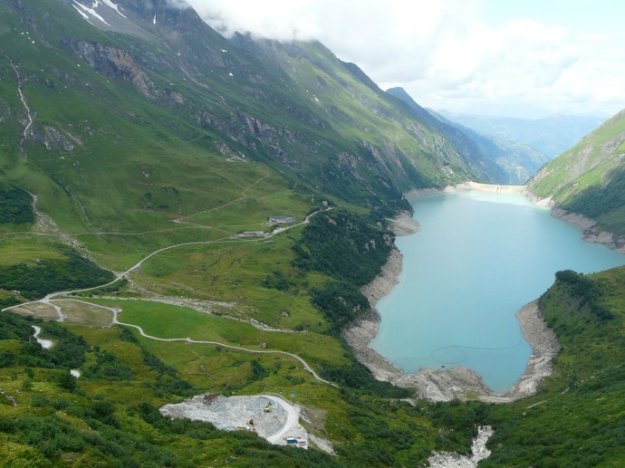 Pohled na přehradu Wasserboden až bere dech.
Pohled na přehradu Wasserboden až bere dech.