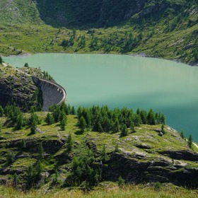 Grosslocknerská panoramatická silnice nabízí od každého něco. Výhledy na azurová jezera, zasněžené vrcholy, ledovce i kopcovité, rozkvetlé stráně.

