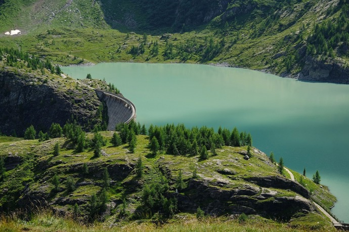 Grosslocknerská panoramatická silnice nabízí od každého něco. Výhledy na azurová jezera, zasněžené vrcholy, ledovce i kopcovité, rozkvetlé stráně.
Grosslocknerská panoramatická silnice nabízí od každého něco. Výhledy na azurová jezera, zasněžené vrcholy, ledovce i kopcovité, rozkvetlé stráně.