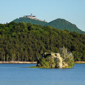 Myší ostrůvek a Bezděz (Máchovo jezero)
