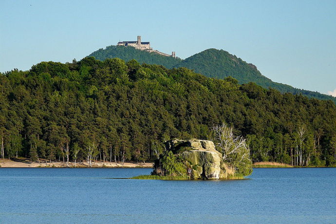 Myší ostrůvek a Bezděz (Máchovo jezero)
