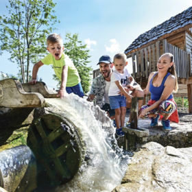 Obří mamut, který slouží i jako obrovská prolézačka se spoustu interaktivních prvků uvnitř. Ven se mohou děti sklouznout velkou skluzavkou.
