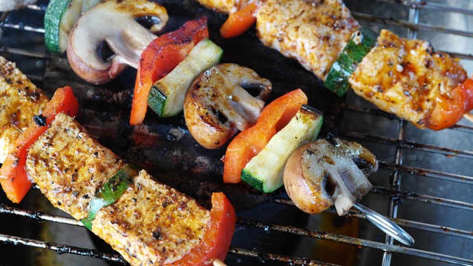 Špízy bez masa? Proč ne. Budete potřebovat žampiony, halloumi sýr, cuketu, papriku, oblíbené grilovací koření, olivový olej a sůl. Sýr, žampiony i zeleninu nakrájejte na malé kousky a napichujte na grilovací jehly. V misce smíchejte olivový olej, koření a sůl podle chuti a špízy potřete. Grilujte na rozpáleném grilu dozlatova a v průběhu marinujte.
