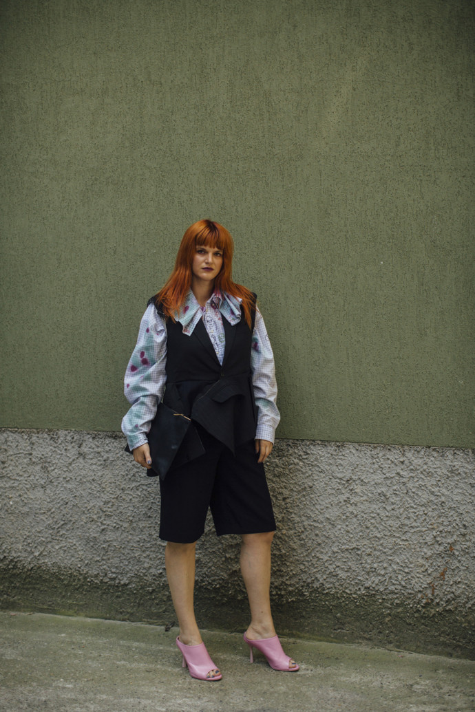 Černé bermudy jsou ideální volbou i pro letní office look – stačí přidat vestu, košili a elegantní pantoflíčky třeba i v růžové barvě.
