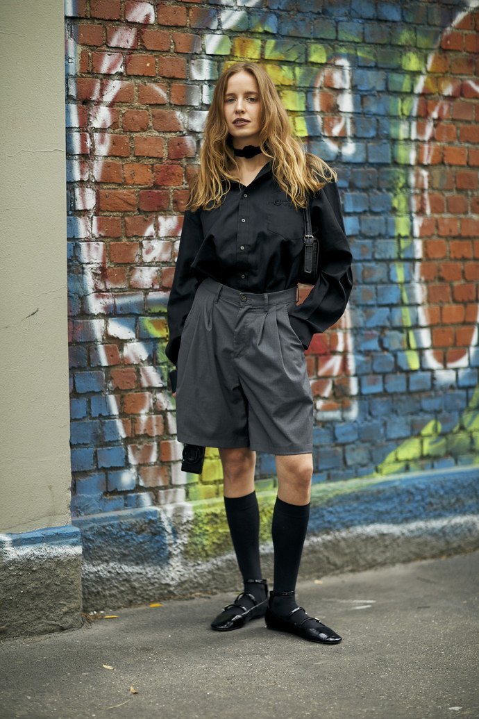 Barevné outfity nejsou nic pro vás? Zkuste rozbít celočerný look šedými bermudami ve formálnějším střihu.
