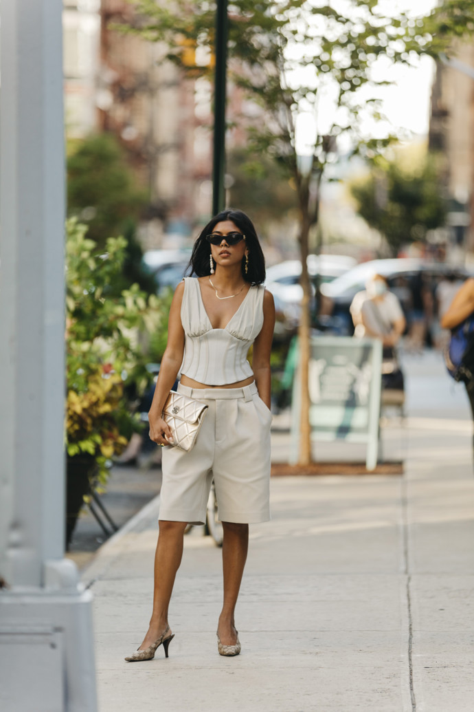 Krémové bermudy můžete sladit tón v tónu s topem i lodičkami a přidat metalickou kabelku. Také vám tento look evokuje newyorský styl Carrie Bradshaw?
