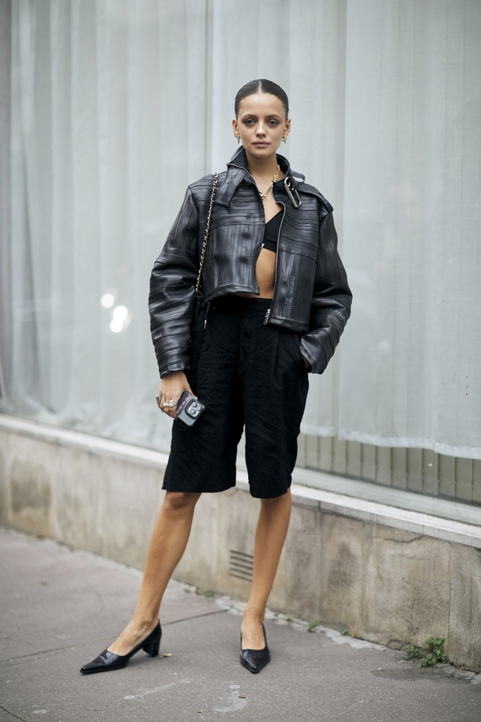 Úplně jednoduchý, ale efektní outfit vytvoříte kombinací černých bermud, kožené bundy a černých lodiček na nízkém podpatku.

