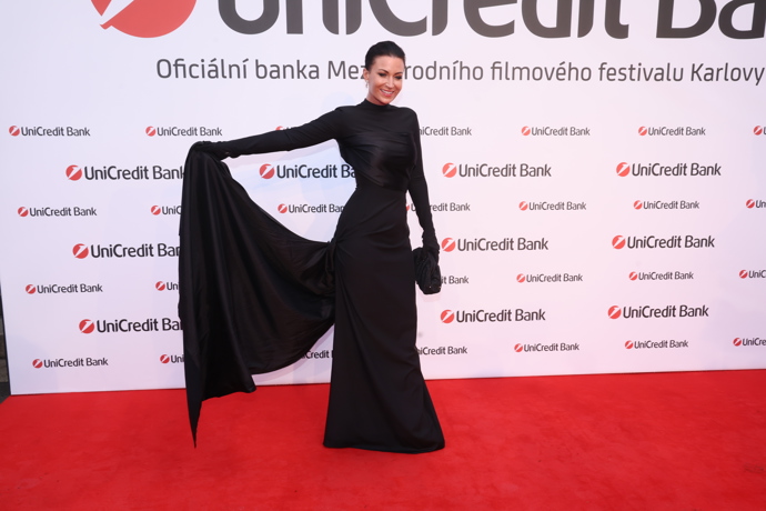 Gabriela Partyšová u nás rozhodně vede! V davu podobně krásných dam jednoznačně v černé vynikla a nezůstala bez povšimnutí. Černé splývavé šaty s vlečkou ze saténu s dlouhými rukávy a rukavičkami a k nim doplňky stejného odstínu ji povýšily na hvězdu večera.
