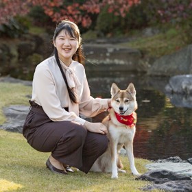 Japonská princezna Aiko bohužel nemá nárok na trůn, přesto je velmi vřelá a sympatická osobnost, která si získala srdce mnoha lidí svou skromností a přátelskou povahou.
