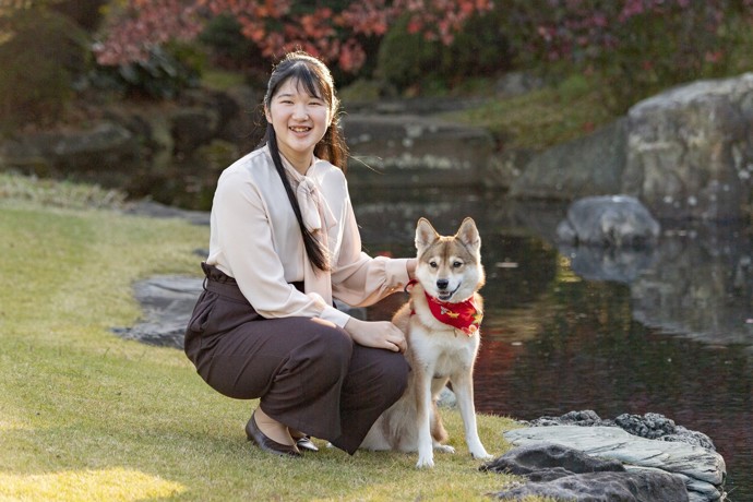 Japonská princezna Aiko bohužel nemá nárok na trůn, přesto je velmi vřelá a sympatická osobnost, která si získala srdce mnoha lidí svou skromností a přátelskou povahou.
Japonská princezna Aiko bohužel nemá nárok na trůn, přesto je velmi vřelá a sympatická osobnost, která si získala srdce mnoha lidí svou skromností a přátelskou povahou.
