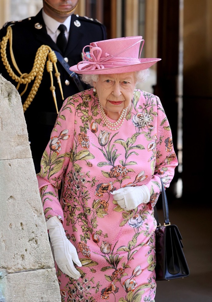 Nebála se volit také modely s květinovým vzorem. V tomto růžovém kostýmku přivítala na zámku Windsor amerického prezidenta Joea Bidena a první dámu Jill Bidenovou.
Nebála se volit také modely s květinovým vzorem. V tomto růžovém kostýmku přivítala na zámku Windsor amerického prezidenta Joea Bidena a první dámu Jill Bidenovou.