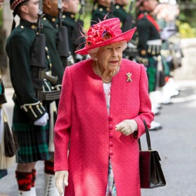 Královna Alžběta II. oslnila také v zářivé růžové na finále Royal Windsor Cup.
