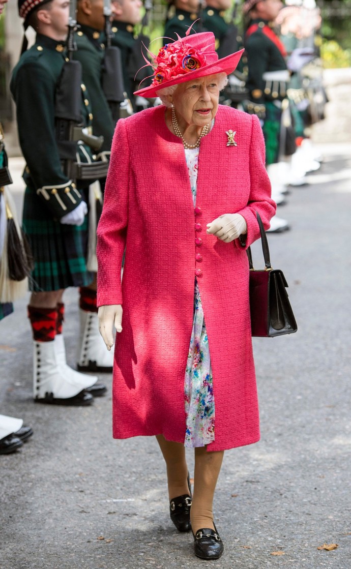 Královna Alžběta II. oslnila také v zářivé růžové na finále Royal Windsor Cup.
Královna Alžběta II. oslnila také v zářivé růžové na finále Royal Windsor Cup.