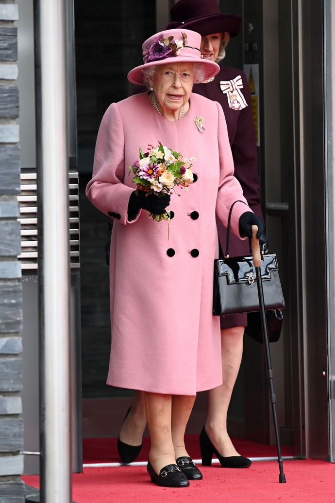 Britská královna v Cardiffu vynikala svou luxusní elegancí ve starorůžovém kostýmku.
Britská královna v Cardiffu vynikala svou luxusní elegancí ve starorůžovém kostýmku.