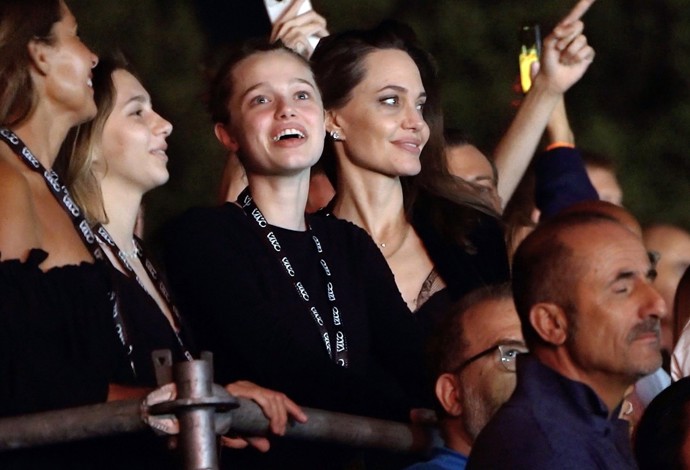 V prohlášení pro časopis People Shilohin právník Peter Levine uvedl, že 18letá dívka se rozhodla změnit své příjmení „po bolestivých událostech“.
V prohlášení pro časopis People Shilohin právník Peter Levine uvedl, že 18letá dívka se rozhodla změnit své příjmení „po bolestivých událostech“.
