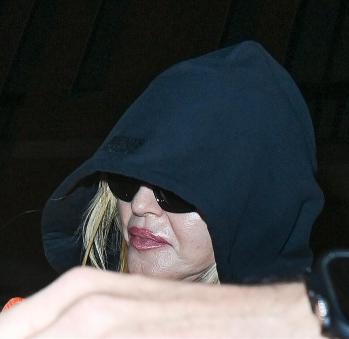 Realita je často brutálně odlišná od iluzorního mladistvého vzhledu, který Madonna sdílí na svém profilu.
