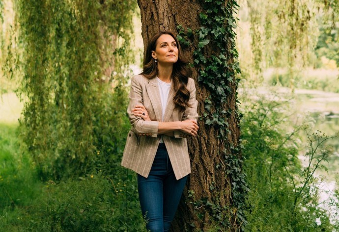 I když Kate bojuje se zákeřnou nemocí, stále plní své královské povinnosti a na veřejnosti vystupuje s neuvěřitelnou grácií.
I když Kate bojuje se zákeřnou nemocí, stále plní své královské povinnosti a na veřejnosti vystupuje s neuvěřitelnou grácií.