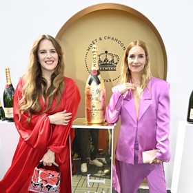 Petra Nesvačilová a Hana Vagnerová v obleku od Zuzany Kubíčkové.
