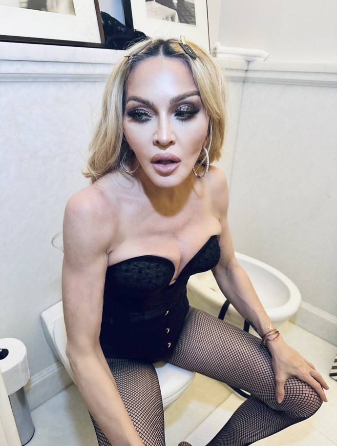 Madonna na Instagramu září jako bohyně díky filtrům a retuším, které ji omlazují o dekády.
Madonna na Instagramu září jako bohyně díky filtrům a retuším, které ji omlazují o dekády.
