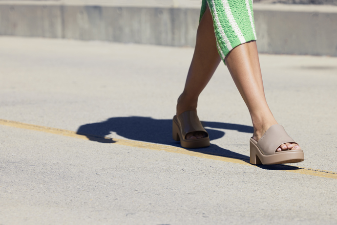 Elegantní pantofle na podpatku Brooklyn Slide Heel jsou překvapivě lehké a pohodlné díky kombinaci několika revolučních materiálů. Dejte sbohem únavě a přivítejte léto s lehkostí. 1390 Kč
 
