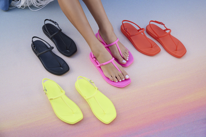 Minimalistické sandálky Miami Thong Sandal s jemným páskem, módní hranatou špičkou a mírným klínkem ztělesňují sexy boty, které v létě nebudete chtít sundat z nohy. 839 Kč
 
