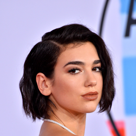 Francouzský bob si střihla také zpěvačka Dua Lipa.
