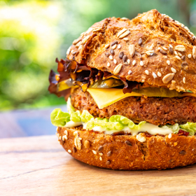 Vege burgery už nabízí čím dál tím větší množství restaurací a fastfoodů. Jejich chuť je opravdu skvělá a nepohrdne jí ani žádná milovnice masa. Vyzkoušejte je i doma a místo masa vložte do burgeru zeleninovou placku. 
