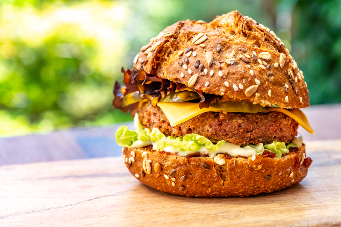 Vege burgery už nabízí čím dál tím větší množství restaurací a fastfoodů. Jejich chuť je opravdu skvělá a nepohrdne jí ani žádná milovnice masa. Vyzkoušejte je i doma a místo masa vložte do burgeru zeleninovou placku.
Vege burgery už nabízí čím dál tím větší množství restaurací a fastfoodů. Jejich chuť je opravdu skvělá a nepohrdne jí ani žádná milovnice masa. Vyzkoušejte je i doma a místo masa vložte do burgeru zeleninovou placku.