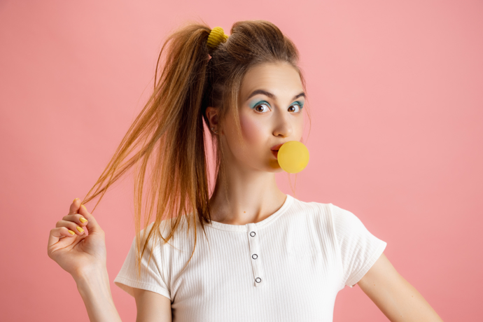 Crazy barvy, perfektní obočí a dokonale hladká a matná pleť jsou základem pro look z devadesátých let.
Crazy barvy, perfektní obočí a dokonale hladká a matná pleť jsou základem pro look z devadesátých let.