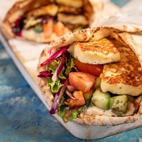 Sýr Halloumi pochází z Kypru, ale je rozšířený i v Řecku a Turecku. Přidejte ho na gril a připravte tak skvělé halloumi wrapy, které se hodí i k obědu či větší svačině!
