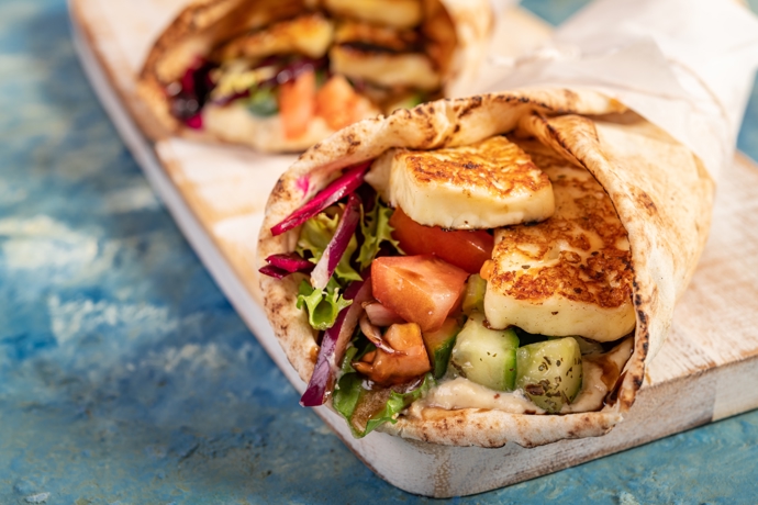 Sýr Halloumi pochází z Kypru, ale je rozšířený i v Řecku a Turecku. Přidejte ho na gril a připravte tak skvělé halloumi wrapy, které se hodí i k obědu či větší svačině!
Sýr Halloumi pochází z Kypru, ale je rozšířený i v Řecku a Turecku. Přidejte ho na gril a připravte tak skvělé halloumi wrapy, které se hodí i k obědu či větší svačině!