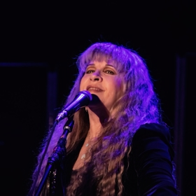 Inspirujte se Stevie Nicks a účesem, který bude dominovat letošním vlasovým trendům.