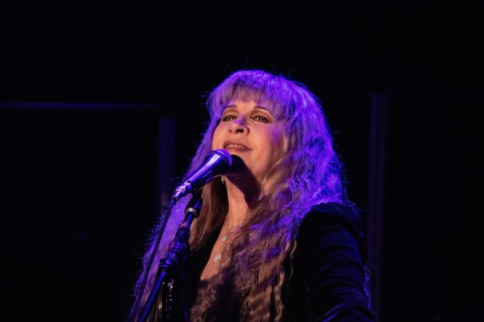 Inspirujte se Stevie Nicks a účesem, který bude dominovat letošním vlasovým trendům. Inspirujte se Stevie Nicks a účesem, který bude dominovat letošním vlasovým trendům.