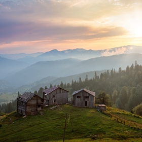 Západ slunce nad horami v Adžárii.
