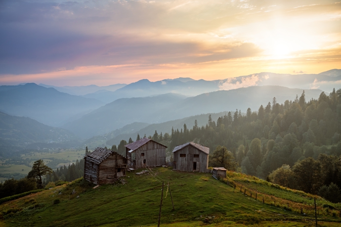 Západ slunce nad horami v Adžárii.
