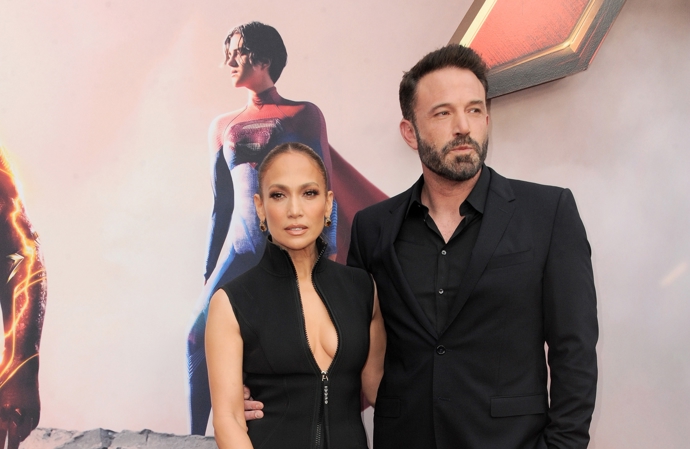 „Láska je nádherná. Láska je laskavá. A ukazuje se, že láska je i trpělivá. Dvacet let trpělivá. Přesně to jsme chtěli,“ napsala Jennifer Lopez na svém webu poté, co se provdala za svou velkou lásku.
