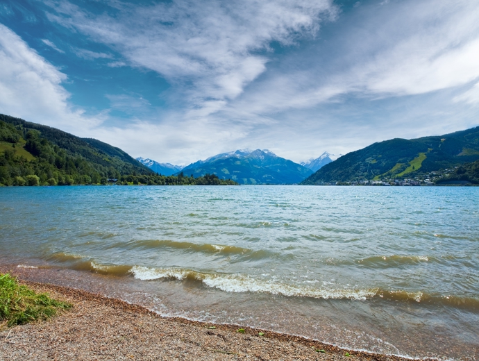 Křišťálová voda a čisté pláže jezera Zeller v Zell am See připomínají moře.
Křišťálová voda a čisté pláže jezera Zeller v Zell am See připomínají moře.