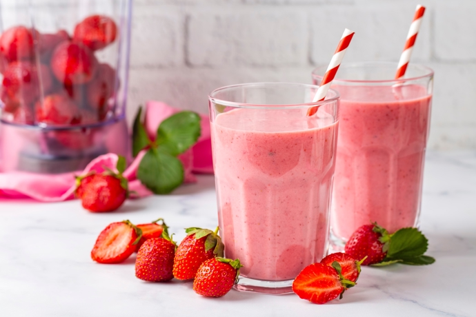 Zaměřte se na osvěžující a studené pokrmy. Do jídelníčku přidejte ovoce, zeleninu a také lehké letní saláty. Smoothie z ovoce vás v letních měsících zaručeně občerství. 

