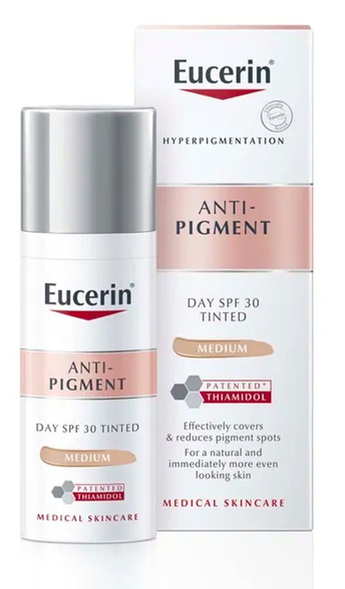 Denní tónovaný krém Eucerin AntiPigment SPF30 

Obsahuje složku thiamidol, která efektivně redukuje hyperpigmentaci, zatímco minerální barevné pigmenty poskytují přirozené krytí pokožky. Tento hydratační krém je vhodný na každý typ pleti, které okamžitě zajistí sjednocený tón.

Cena: 919 kč
