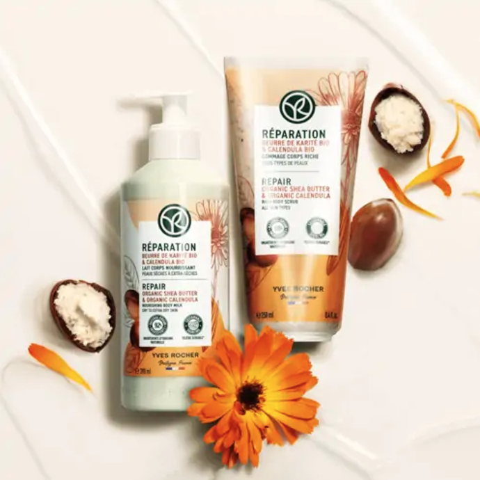 Peeling obohacený o organické bambucké máslo a skořápky bambuckých ořechů, jemně exfoliuje pokožku a chrání ji před vysoušením. Jeho krémová textura zjemňuje strukturu pokožky a zanechává ji hebkou a hedvábnou. Nečistoty a odumřelé kožní buňky jsou eliminovány. Pokožka je okamžitě vyživena. 299 Kč
Peeling obohacený o organické bambucké máslo a skořápky bambuckých ořechů, jemně exfoliuje pokožku a chrání ji před vysoušením. Jeho krémová textura zjemňuje strukturu pokožky a zanechává ji hebkou a hedvábnou. Nečistoty a odumřelé kožní buňky jsou eliminovány. Pokožka je okamžitě vyživena. 299 Kč