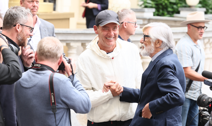 Clive Owen byl po svém příletu skvěle naladěn
