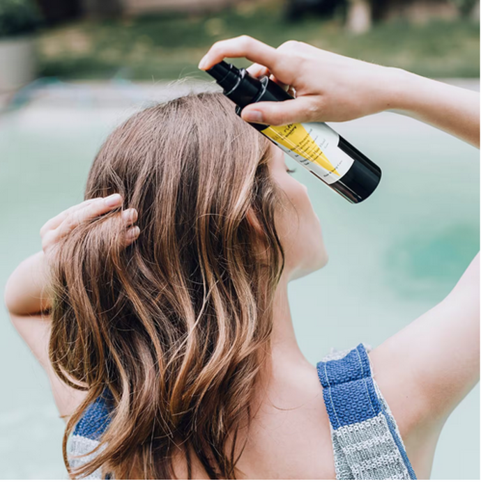 Hair Protective Fluid vytváří ochranný film, který chrání vlasy před škodlivými účinky slunečního záření, mořské a chlorované vodě v bazénu. 1619 Kč
