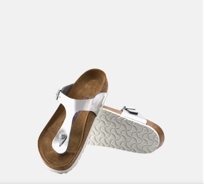 Elegantní tvar žabek Birkenstock s páskem mezi prsty zjemňuje chodidlo, jež do boty vklouzne jedním pohybem, aby se mohlo spokojeně uvolnit na ortopedickém lůžku. 2299 Kč
Elegantní tvar žabek Birkenstock s páskem mezi prsty zjemňuje chodidlo, jež do boty vklouzne jedním pohybem, aby se mohlo spokojeně uvolnit na ortopedickém lůžku. 2299 Kč