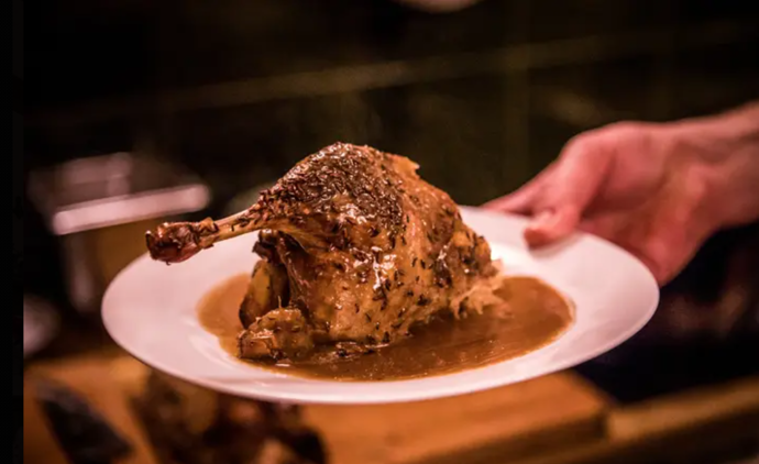Restaurace U Bashetů v Pražských Nuslích vyniká českou kuchyní. Například jejich kachna je naprosto unikátní.
Restaurace U Bashetů v Pražských Nuslích vyniká českou kuchyní. Například jejich kachna je naprosto unikátní.