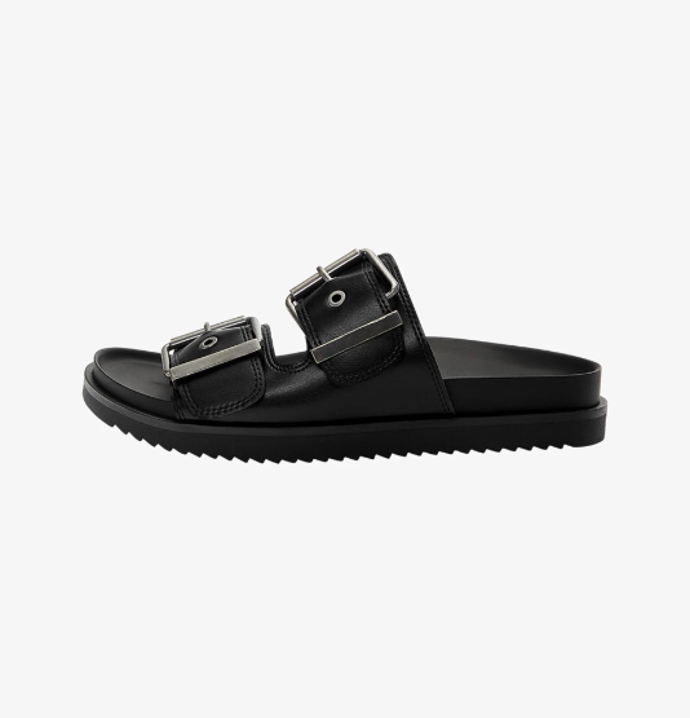Pantofle, PULL&BEAR, 699 Kč.
Pantofle, PULL&BEAR, 699 Kč.