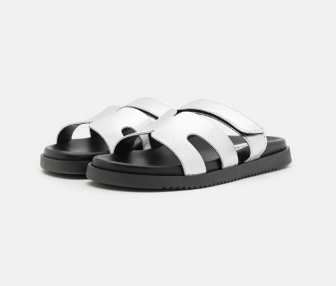 Pantofle, Steve Madden, 2400 Kč.
Pantofle, Steve Madden, 2400 Kč.