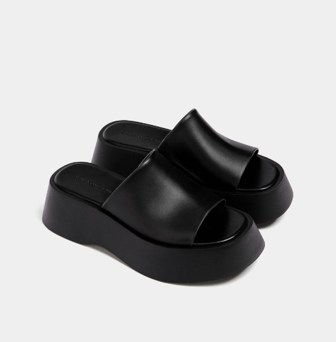 Pantofle na platformě, PULL&BEAR, 699 Kč.
Pantofle na platformě, PULL&BEAR, 699 Kč.