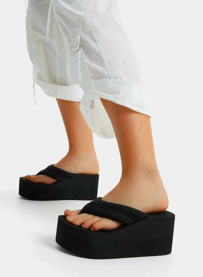 Sandály na platformě, Bershka, 549 Kč.
Sandály na platformě, Bershka, 549 Kč.